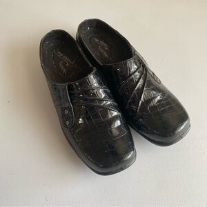 Clarks easy street black leather mules